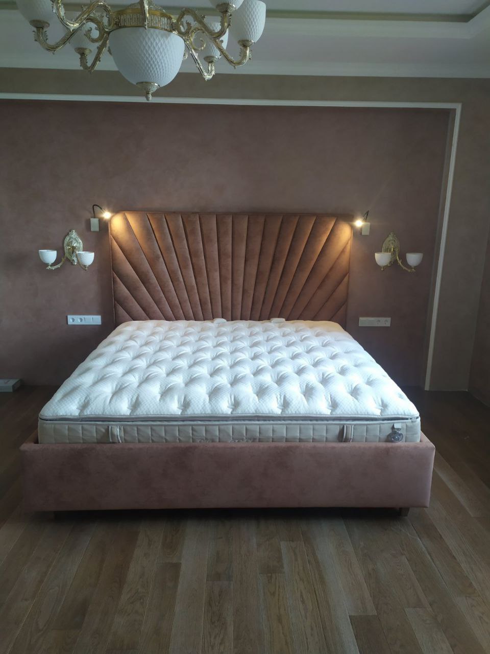 Кровать с изголовьем «Лучи»